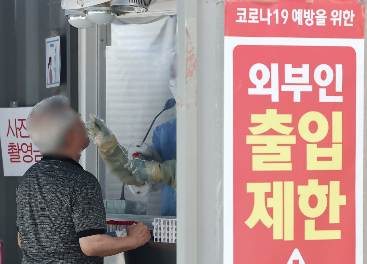 코로나 하루 확진자가 치솟으면서 재유행 우려가 나오는 31일 서울의 한 보건소 선별진료소에서 시민이 코로나19 검사를 받고 있다. 지난 30일 중앙방역대책본부에 따르면 7월 셋째 주 확진자는 25만3825명으로 전주 대비 35.8% 증가했다. 4주 연속 증가세다. [연합]