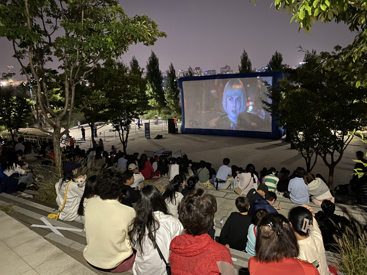 서울시가 한강을 시민의 여름 피서지로 만들기 위해 다양한 프로그램을 선보인다. 사진은 시민들이 한강에서 영화를 보고 있는 모습. [서울시 제공]