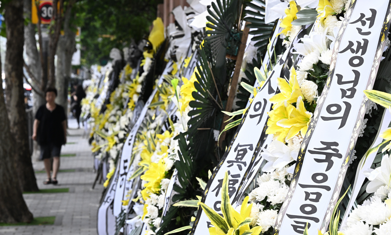 21일 서울 서초구 서이초등학교 인근에 학교에서 숨진 교사를 추모하는 조화가 놓여 있다. 지난 18일 서이초등학교 담임교사 A씨가 교실 안에서 숨진 채 발견됐다. A씨는 극단적 선택을 한 것으로 알려졌다. 이날 서이초를 찾은 한 시민은 "타인의 죽음에 대해 같이 추모하지 못할망정 추모 분위기를 비난하는 일부 주민의 모습이 같은 동네 주민으로서 너무 부끄럽다"고 취재진에 말했다. 임세준 기자