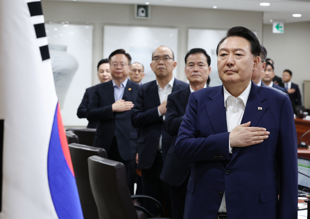 윤석열 대통령이 1일 서울 용산 대통령실 청사에서 열린 국무회의에서 국기에 경례하고 있다. [연합]