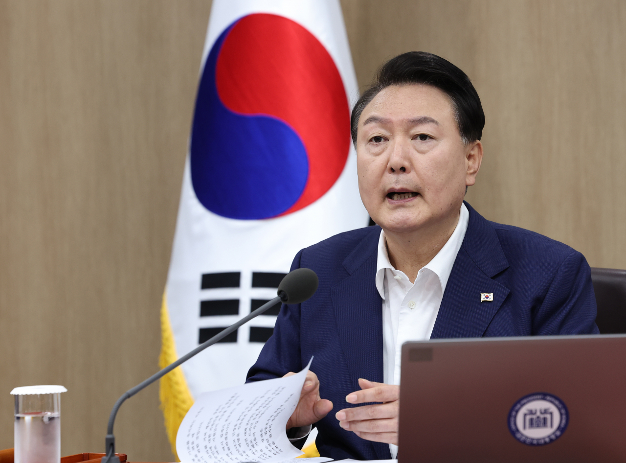 윤석열 대통령이 1일 서울 용산 대통령실 청사에서 열린 국무회의에서 발언하고 있다. [연합]