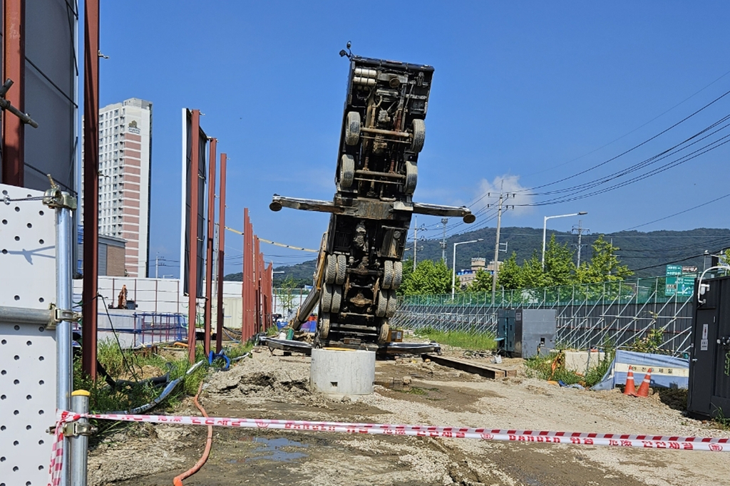 1일 오전 9시 10분께 광주 광산구 운수동 선운2공공주택지구 내 한국토지주택공사(LH) 아파트 신축 현장에서 대형 크레인이 뒤로 넘어지는 사고가 났다.[연합]