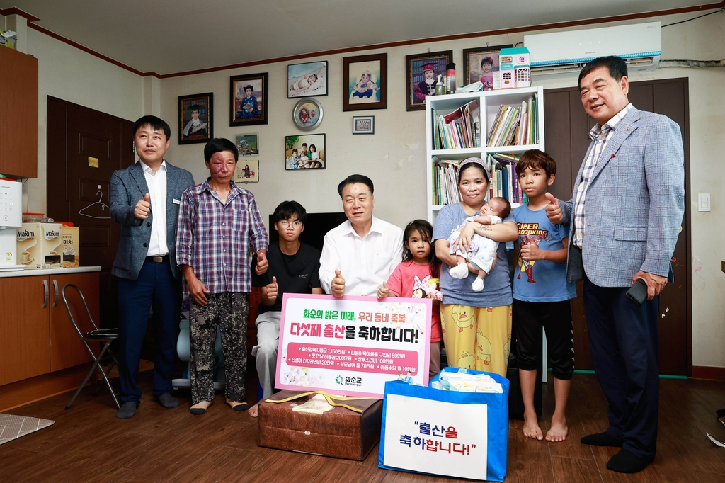 다섯째 출산 축하 방문한 구복규 군수(가운데)[화순군 제공]