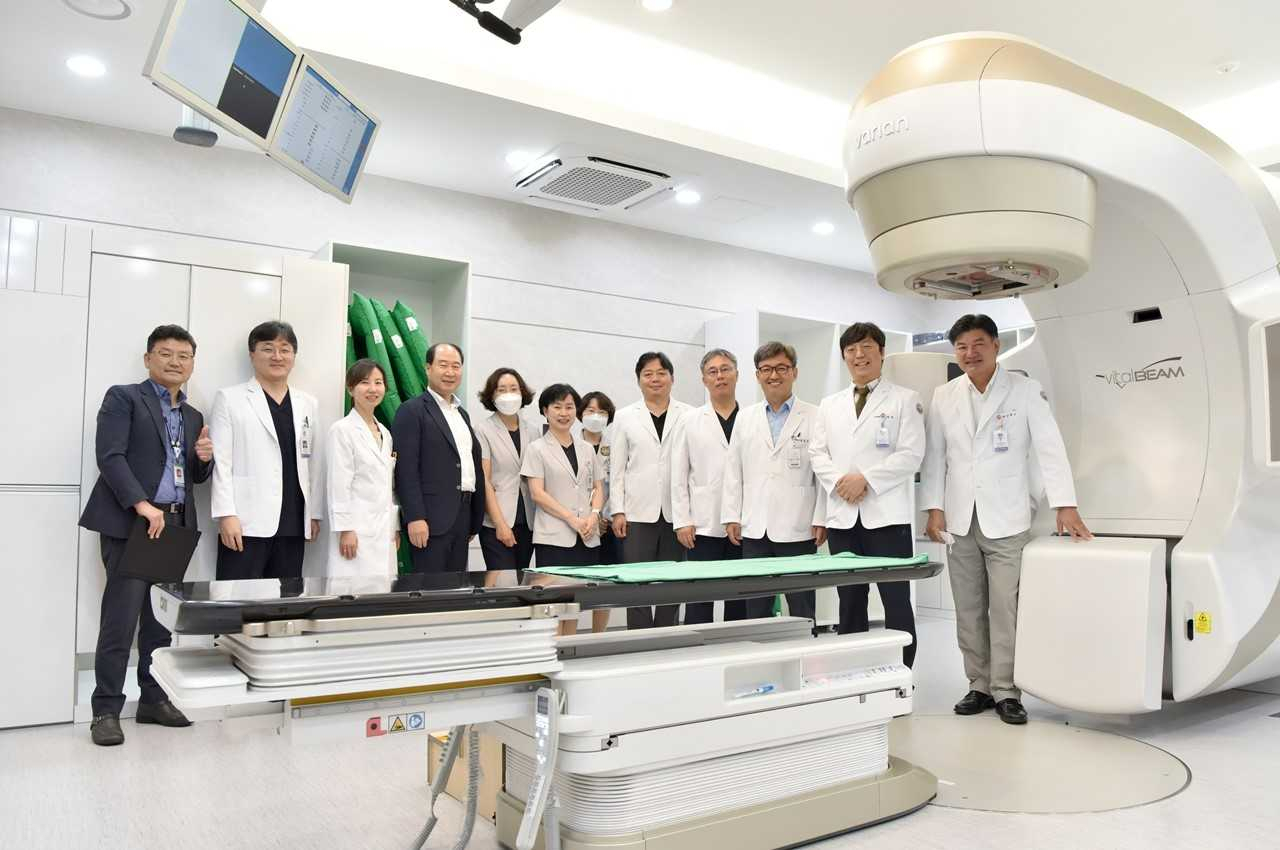 화순전남대병원이 암 치료 선형가속기 ‘바이탈빔(VitalBeam)’을 도입한 가운데 최근 본관 1층 방사선종양학과 외래에서 정용연 병원장(오른쪽에서 세 번째) 등이 참석해 가동 기념식을 가졌다.