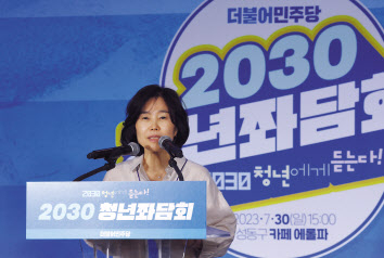김은경 더불어민주당 혁신위원장이 지난달 30일 서울 성동구의 한 카페에서 열린 2030 청년좌담회에서 인사말을 하고 있다. [연합]