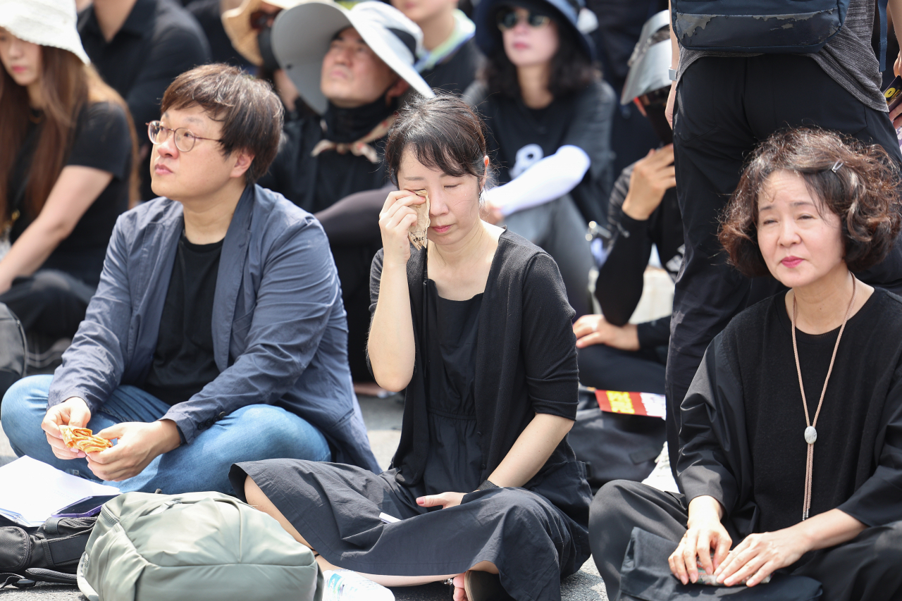 지난달 29일 서울 종로구 경복궁역 사거리 인근에서 열린 공교육 정상화를 위한 집회에서 한 참가자가 고인이 된 서이초 담임교사를 위한 추모영상을 보며 눈시울을 붉히고 있다. [연합뉴스]