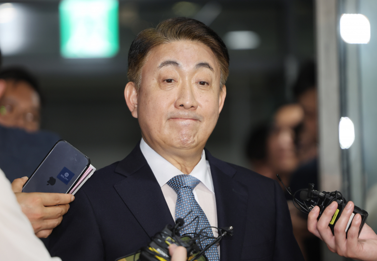 이동관 방송통신위원장 후보자가 1일 오전 청문회 준비 사무실이 마련된 경기도 과천시의 한 오피스텔 건물로 출근, 취재진 질문을 듣고 있다. [연합]