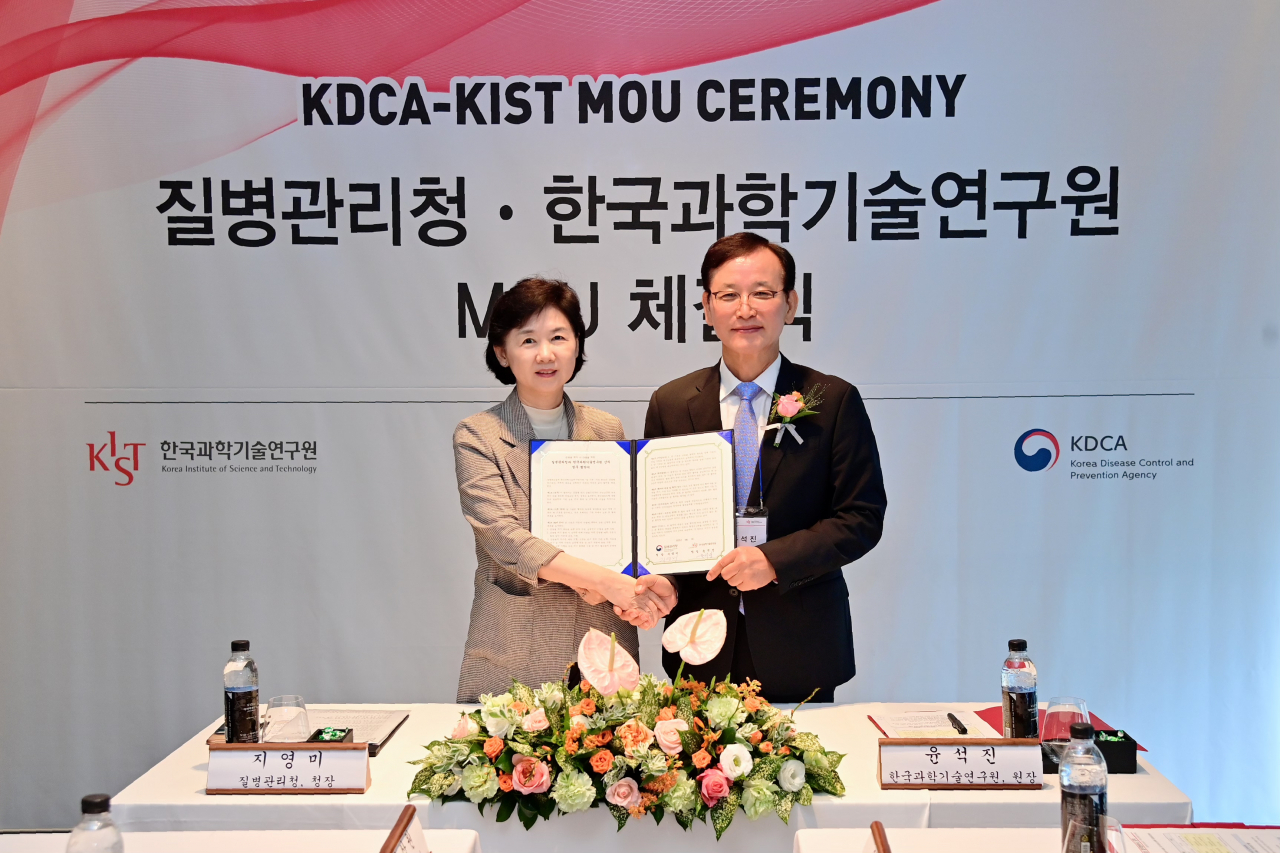 윤석진(오른쪽) KIST 원장과 지영미 질병관리청장이 업무협약을 체결하고 있다.[KIST 제공]