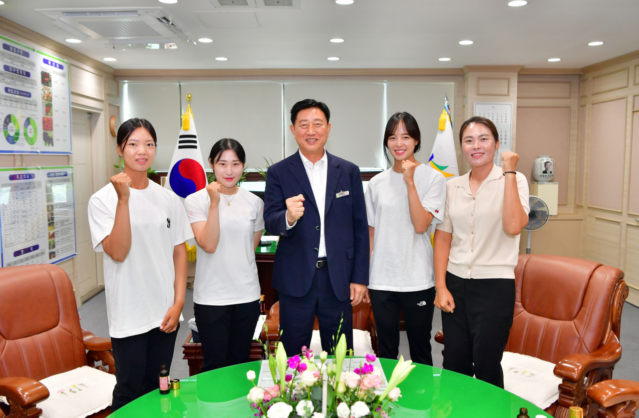 1일 김한종군수가39회 대통령기 전국시도 대항 조정대회에사 선전한 선수단을 격려했다