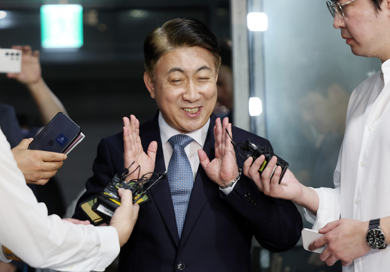 이동관 방송통신위원장 후보자가 1일 오전 청문회 준비 사무실이 마련된 경기도 과천시의 한 오피스텔 건물로 출근, 취재진 질문에 답하고 있다. [연합]