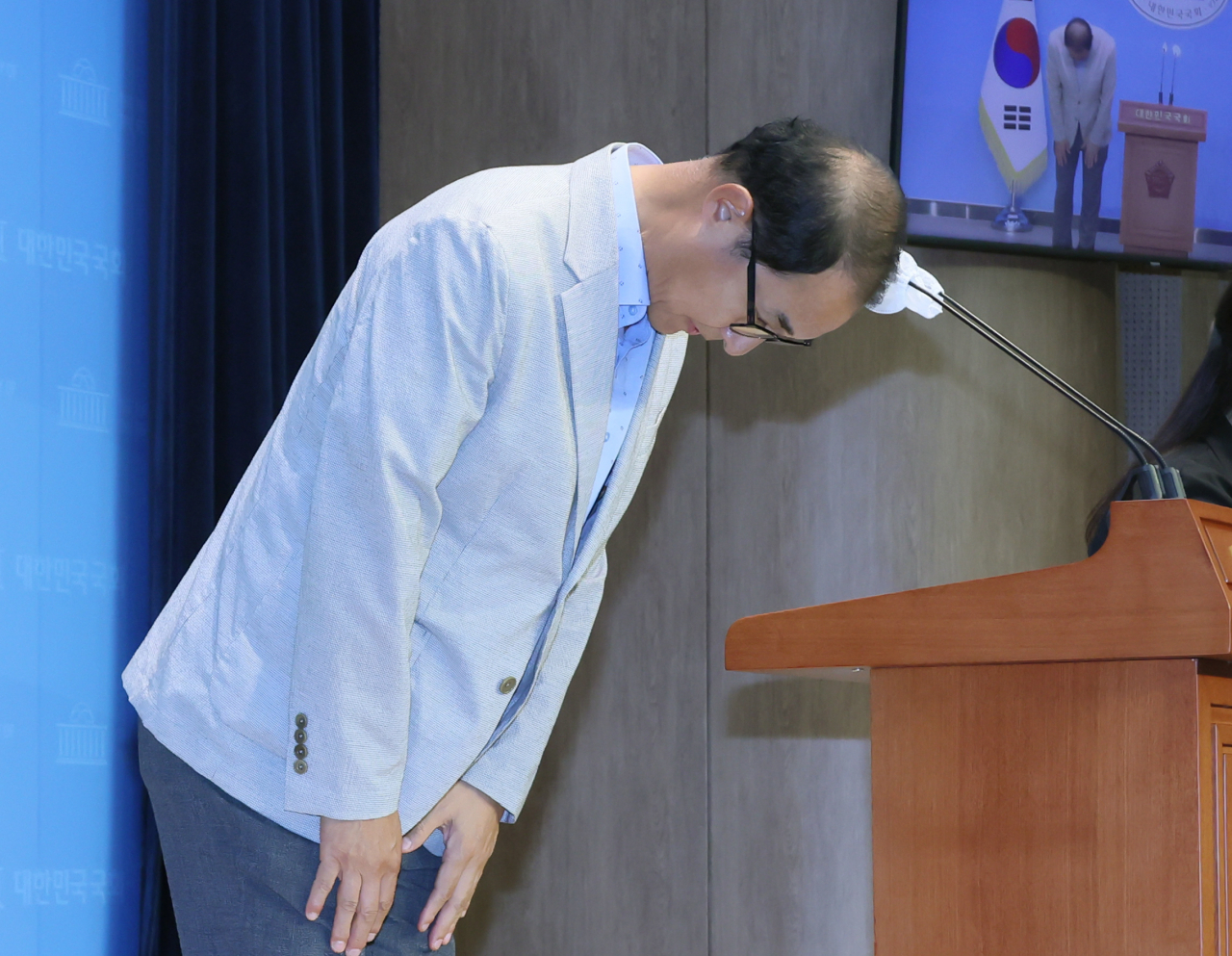 이성만 무소속 의원이 1일 오후 국회 소통관에서 검찰의 영장 재청구와 관련해 입장을 발표하기에 앞서 인사하고 있다. [연합]