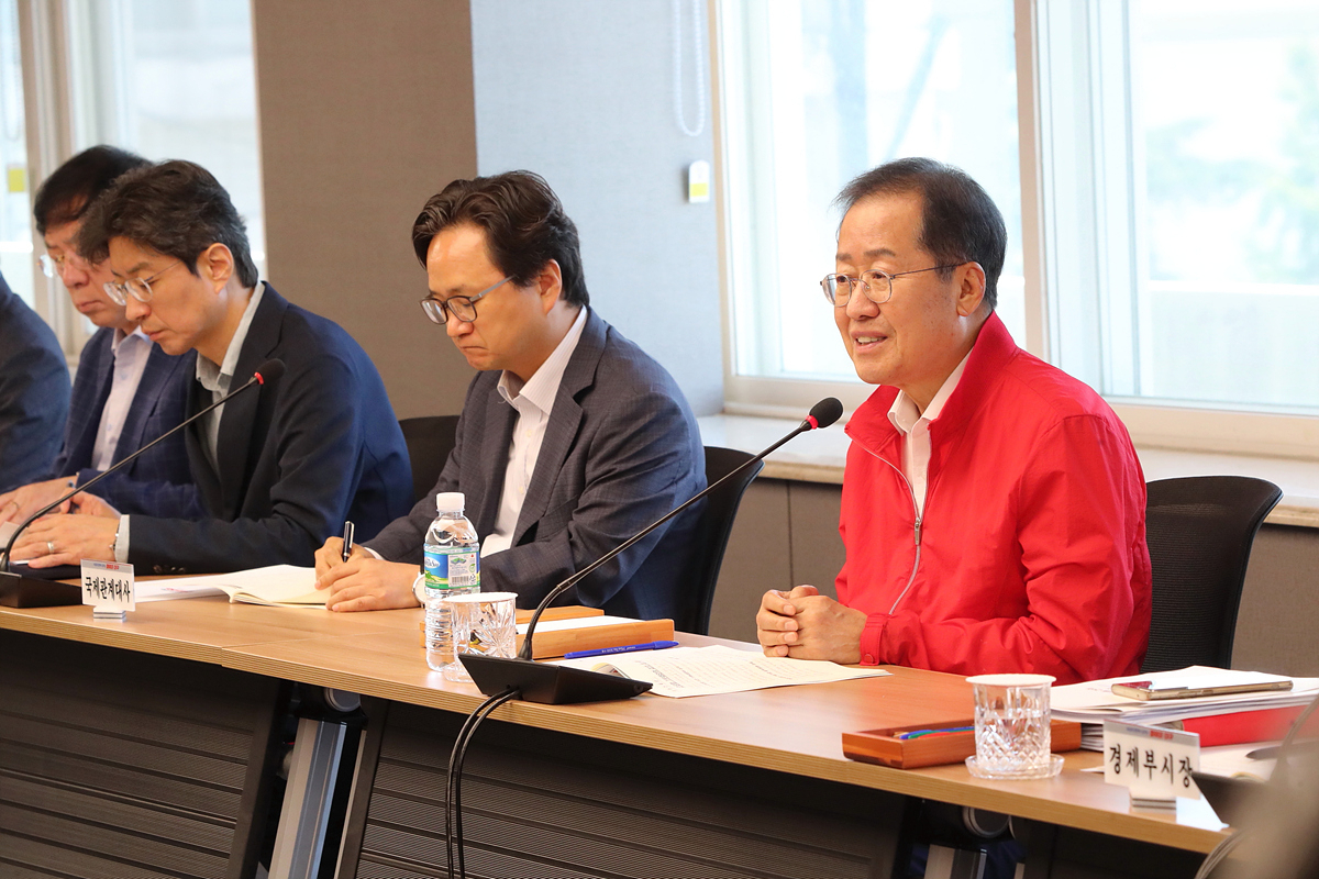 홍준표 대구시장은 1일 시청 산격청사 대회의실에서 열린 간부회의를 주재하고 있다.[대구시 제공]