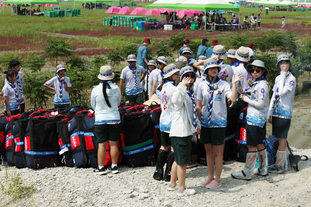 2023 새만금 세계스카우트 잼버리 개막일인 1일 전북 부안군 하서면 야영장에서 스카우트 대원들이 취재진을 보고 인사하고 있다.[연합]