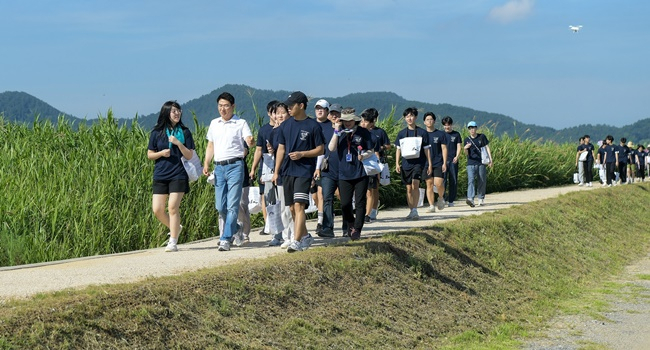 1일 노관규 순천시장과 지역 청소년들이 순천만 갯벌 갈대길을 걷고 있다.
