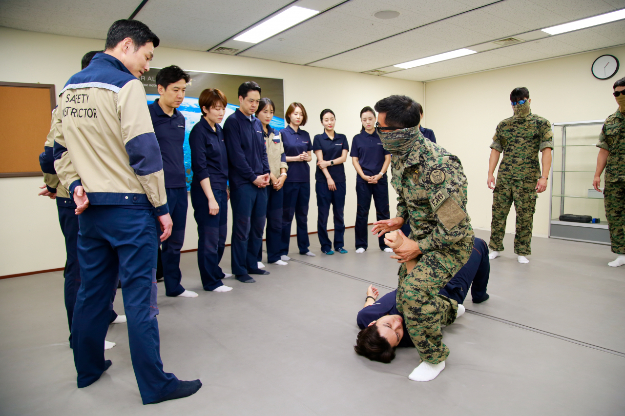 서울 강서구 아시아나항공 본사 교육훈련동에서 아시아나항공 보안교관들이 특수전사령부 대테러요원에게 기내 안전교육을 받고 있다. [아시아나항공 제공]