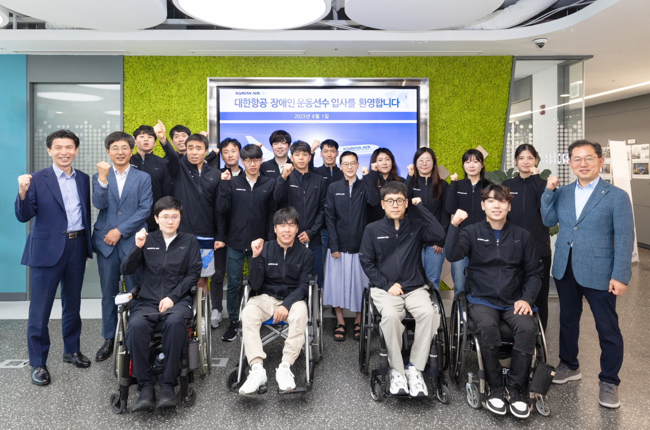 1일 서울 구로구 한국장애인고용공단 구로디지털훈련센터에서 올해 신규 채용한 장애인 운동선수 17명의 입사 환영식과 입사교육을 진행하고 기념촬영을 하고 있다. [대한항공 제공]