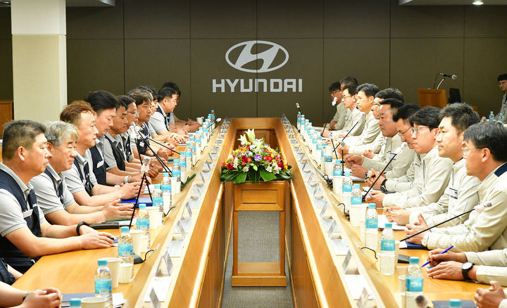 7월 13일 현대자동차 노사가 울산공장 본관 동행룸에서 올해 임금 및 단체협약 교섭 상견례를 갖고 있다. 현대차 노조는 올해 임금·단체협약 요구안으로 정년연장을 기본급 인상 및 성과금 지급과 함께 최우선 과제로 내세웠다. 현행 만 60세인 정년을 국민연금 수령 직전인 만 64세까지 연장해달라는 것이 골자다. [뉴시스]