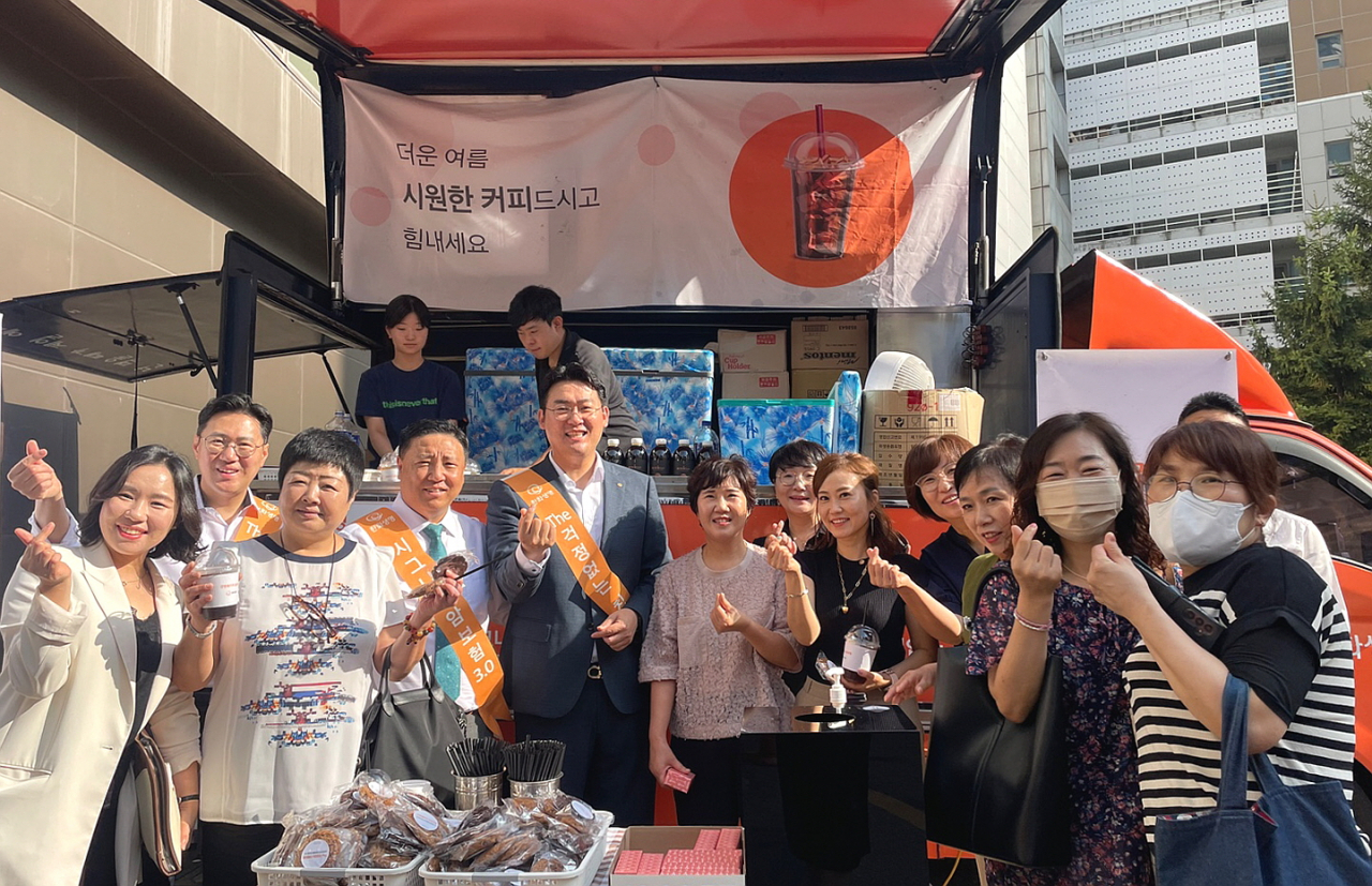 한화생명이 혹서기를 맞아 영업현장에서 땀 흘리는 FP들에게 감사의 마음을 전하기 위해 ‘찾아가는 한화생명 시그니처 카페’를 운영한다. 1일 한화생명금융서비스 의정부지역단의 지점장과 FP들이 음료를 나누고 기념촬영을 하고 있다. [한화생명 제공]