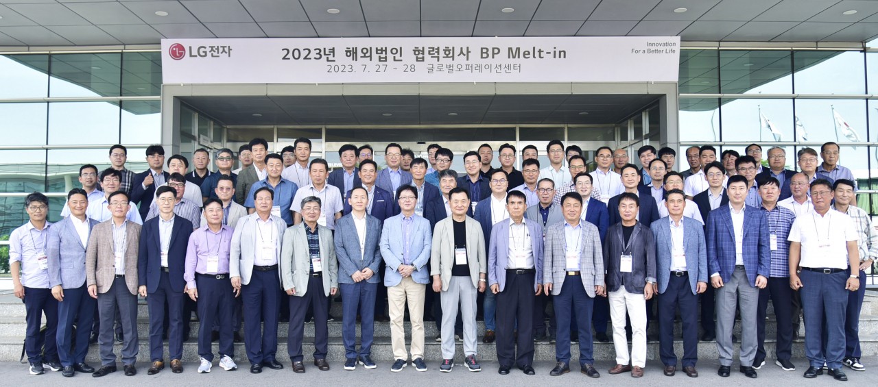 왕철민(첫째줄 왼쪽에서 아홉번째) LG전자 글로벌오퍼레이션센터장 전무와 해외진출 협력사 대표, 법인장들이 함께 기념촬영을 하고 있는 모습[LG전자 제공]