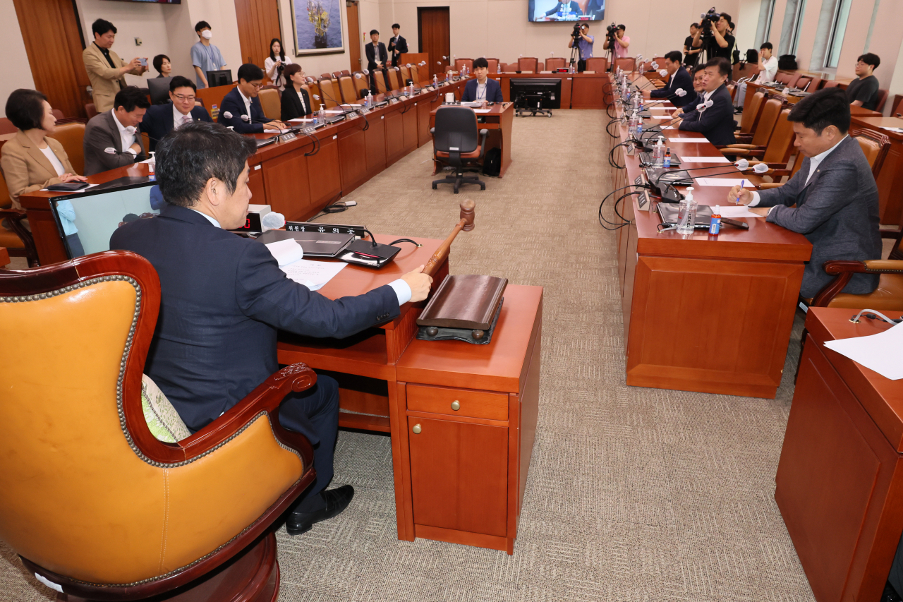 국회 첨단전략산업특별위원회 전체회의에서 유의동 위원장이 의사봉을 두드리고 있다. [연합]