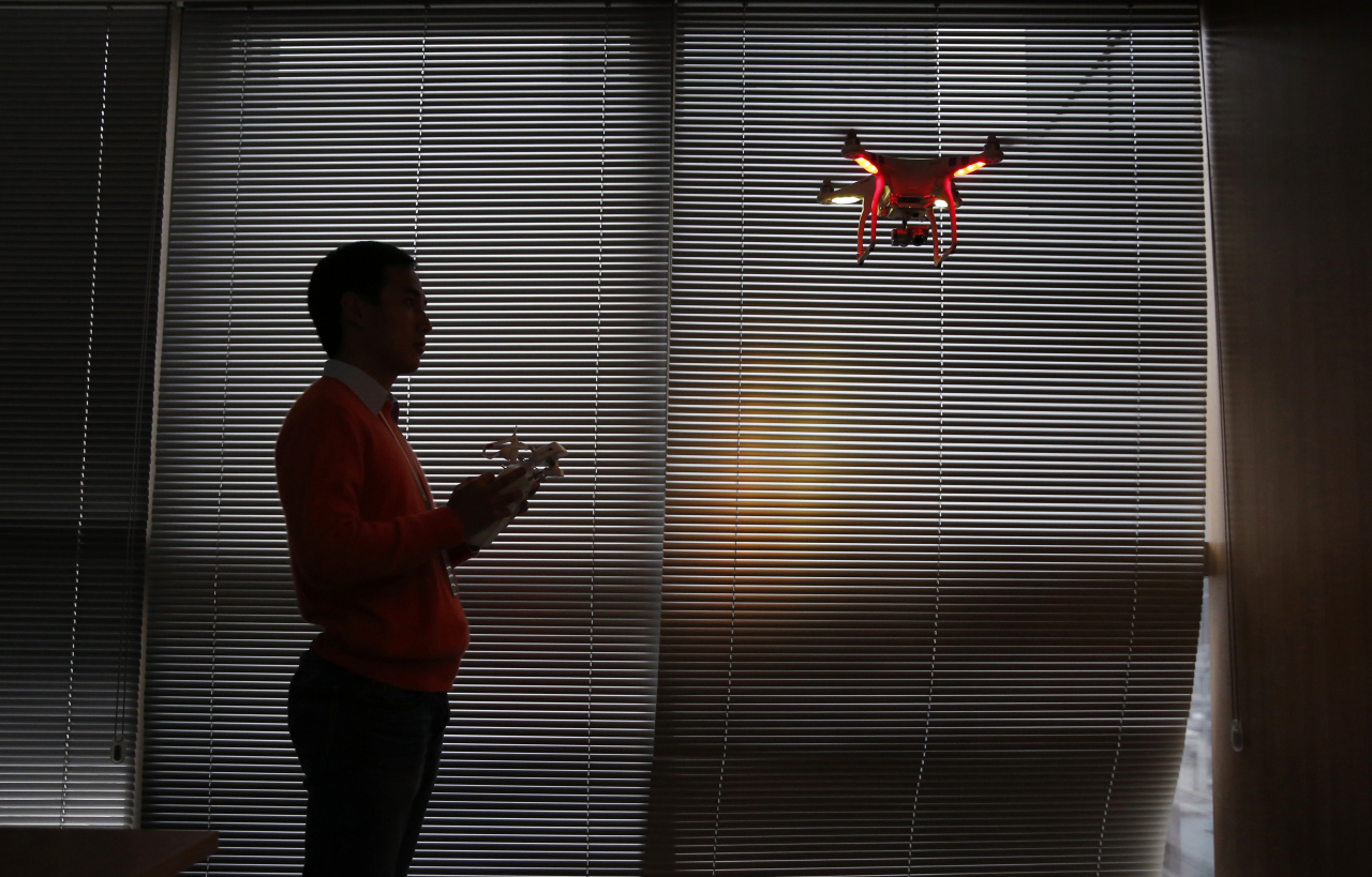 중국 드론업체 DJI 직원이 드론을 테스트 비행하고 있다. [AP]