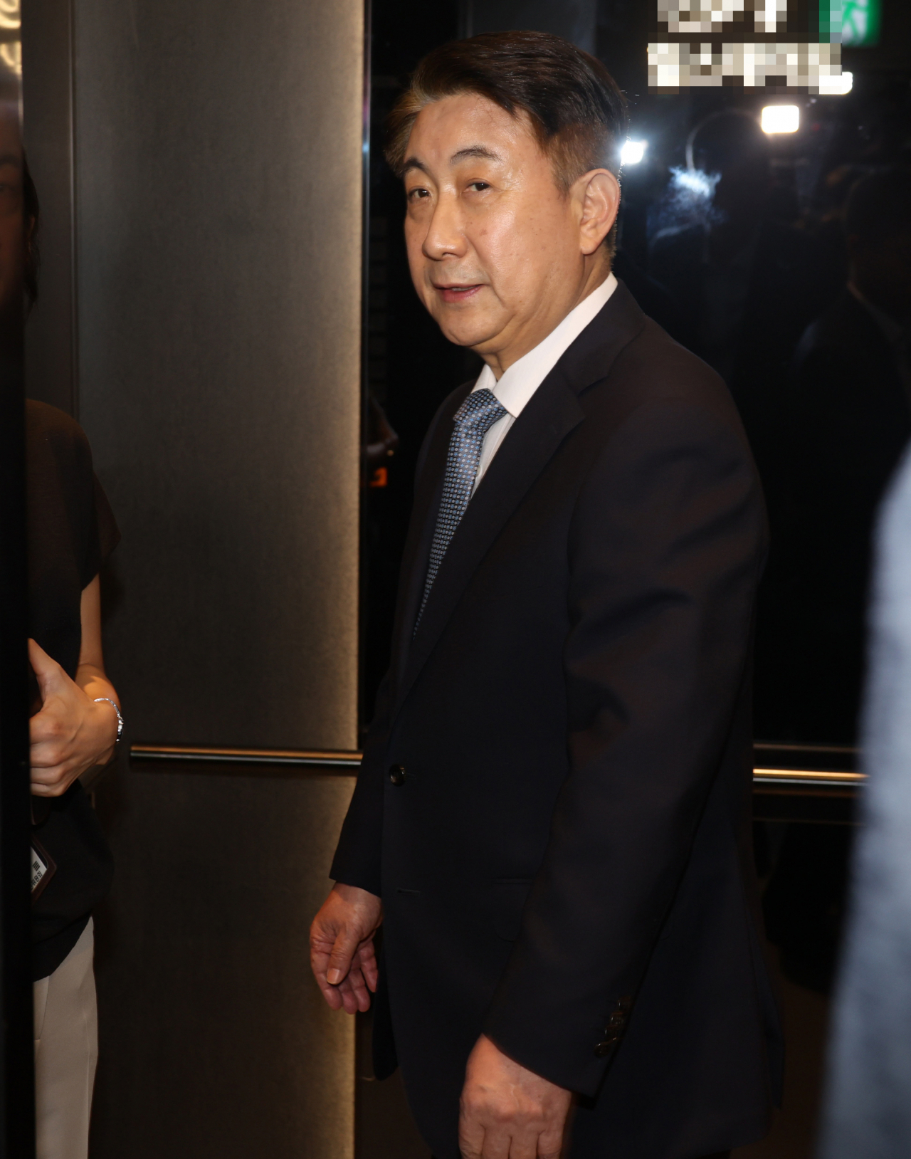 이동관 방송통신위원장 후보자가 1일 오전 국회 인사청문회 준비 사무실이 마련된 경기도 과천시의 한 오피스텔 건물로 출근하고 있다. [연합]