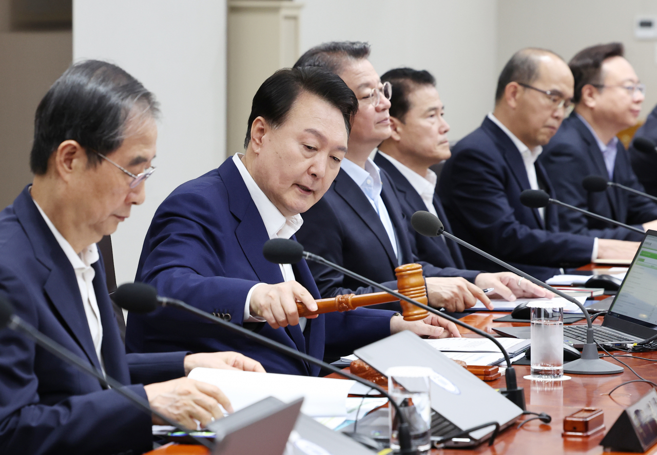 윤석열 대통령이 1일 서울 용산 대통령실 청사에서 열린 국무회의에서 개회를 선언하고 있다. [연합]