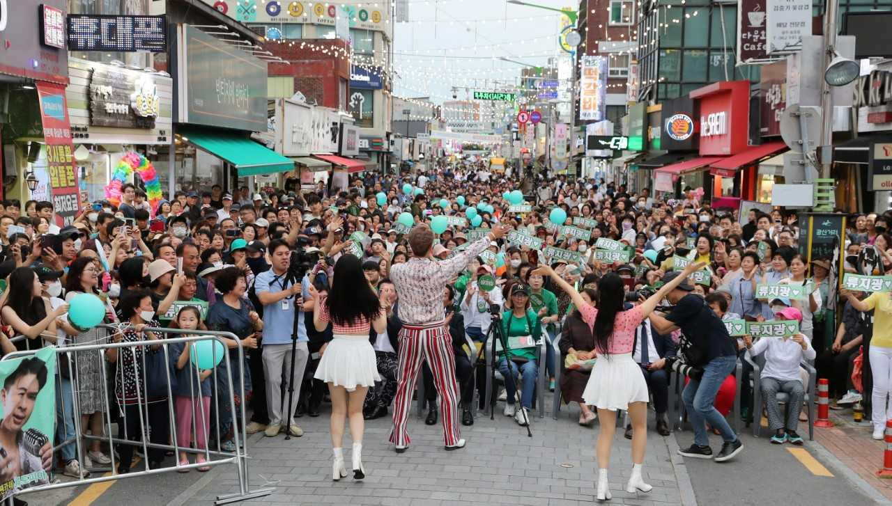 광주 광산구(구청장 박병규)는 지난 7월 장기간 이어진 장마로 잠시 중단했던 뉴트로 낭만 ‘송정축제’를 5일부터 재개한다.