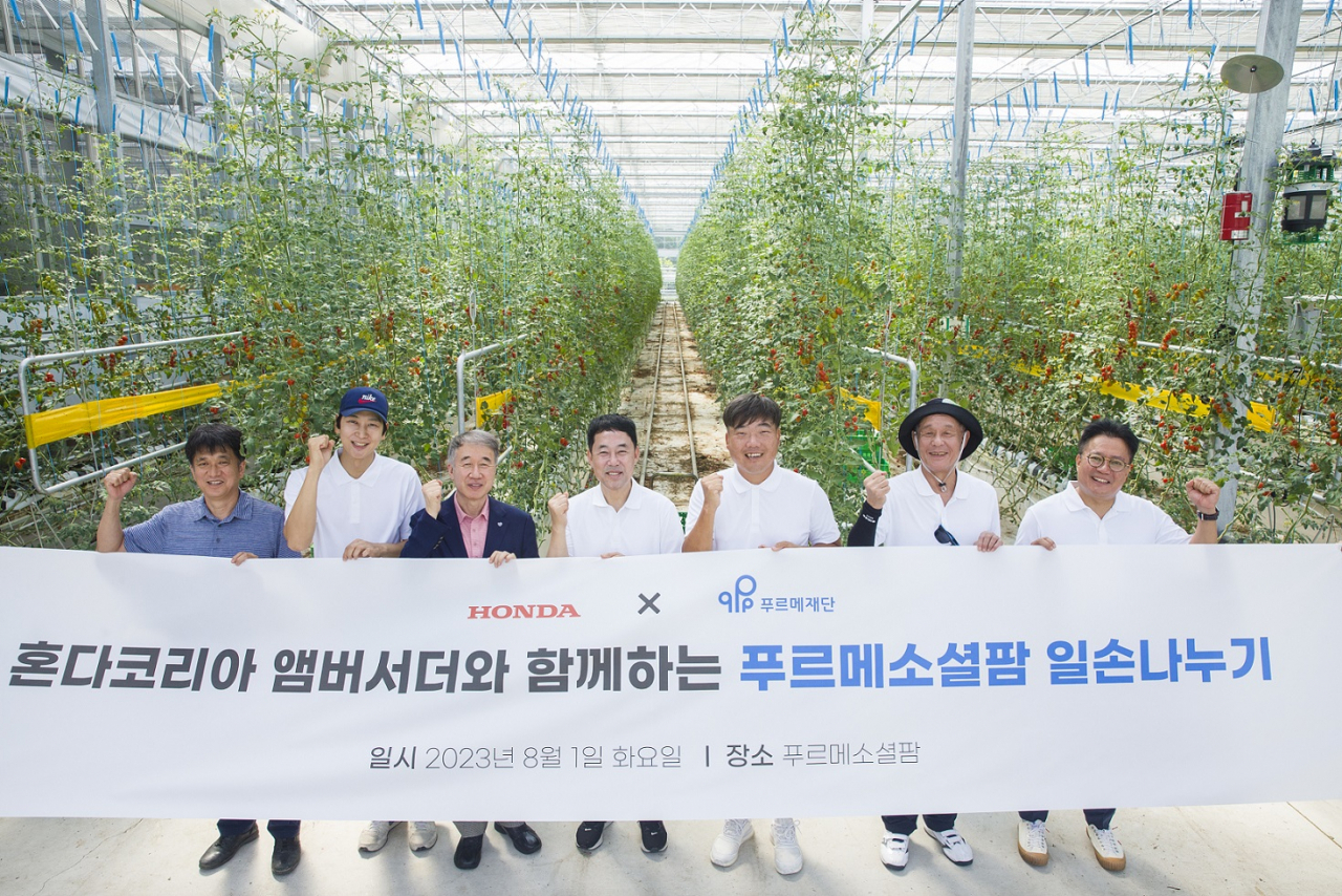 김병두(왼쪽부터) 푸르메소셜팜 대표, 혼다 홍보대사 배우 심지호, 백경학 푸르메재단 상임이사, 이지홍 혼다코리아 대표이사, 혼다 홍보대사 프로골퍼 이기상, 박철순, 혼다코리아 신범준 홍보팀장이 1일 경기도 여주 푸르메소셜팜에서 기념사진을 촬영하고 있다. [혼다코리아 제공]