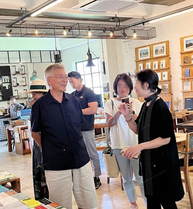 제주 동네책방 ‘북살롱 이마고’를 찾은 문재인 전 대통령 [북살롱 이마고 인스타그램 갈무리]