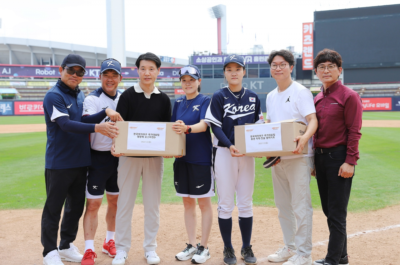 오스템임플란트가 한국 여자 야구 대표팀에 후원금을 전달하는 모습[오스템임플란트 제공]