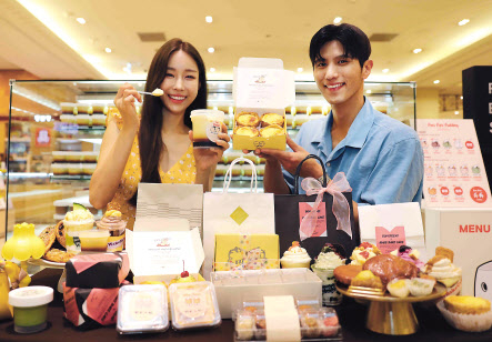 신세계백화점 강남점 디저트 팝업에서 모델들이 제품을 선보이고 있다.[신세계백화점 제공]