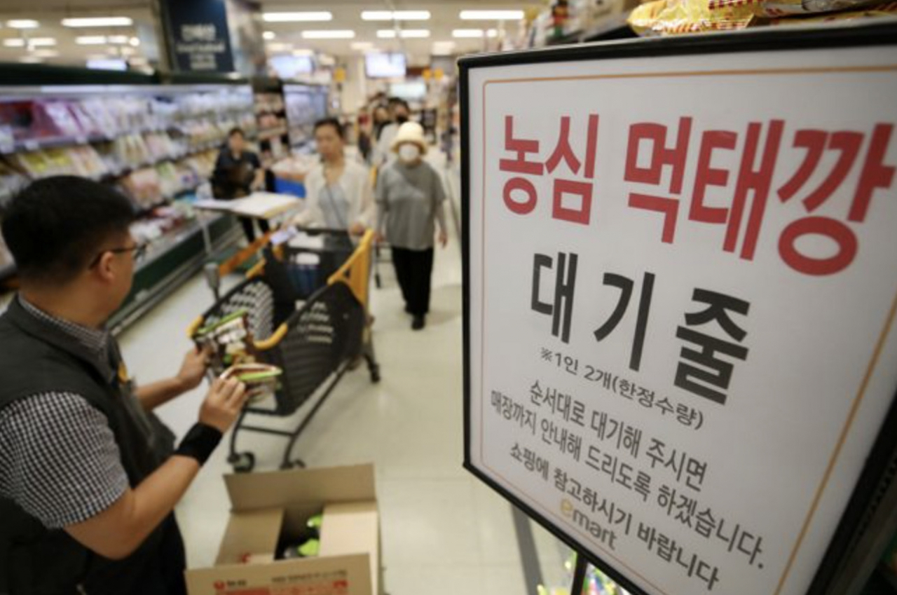 토요일이었던 7월 29일 서울 시내 한 이마트에서 소비자들이 먹태깡을 사기 위해 줄을 선 모습. [뉴시스]