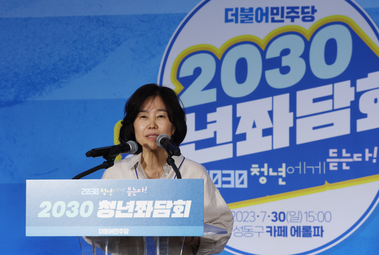 김은경 더불어민주당 혁신위원장이 지난 달 30일 성동구의 한 카페에서 열린 2030 청년좌담회에서 인사말을 하고 있다. 연합뉴스