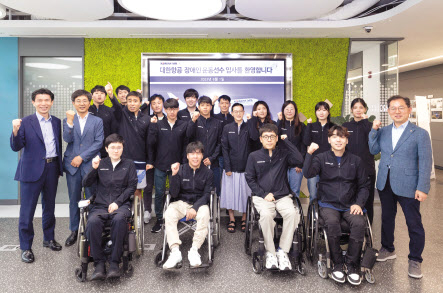 대한항공이 1일 서울 구로구 한국장애인고용공단 구로디지털훈련센터에서 올해 신규 채용한 장애인 운동선수 17명의 입사 환영식과 입사교육을 진행했다. [대한항공 제공]