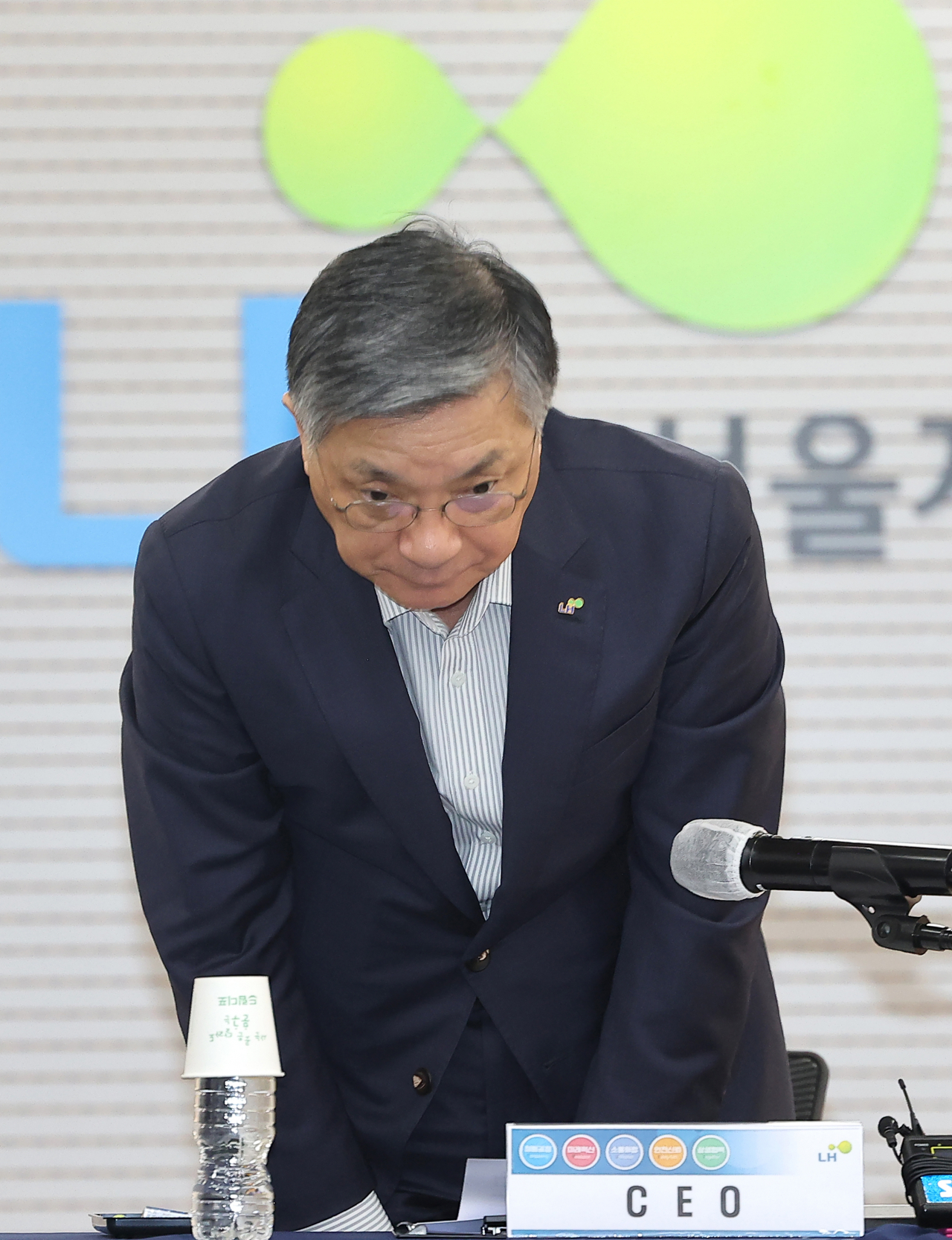 한국토지주택공사(LH) 이한준 사장이 2일 오후 서울 강남구 LH 서울지역본부에서 열린 사장 주재 회의에서 최근 아파트 철근 누락 사태와 관련한 사과 인사를 하고 있다. [연합]