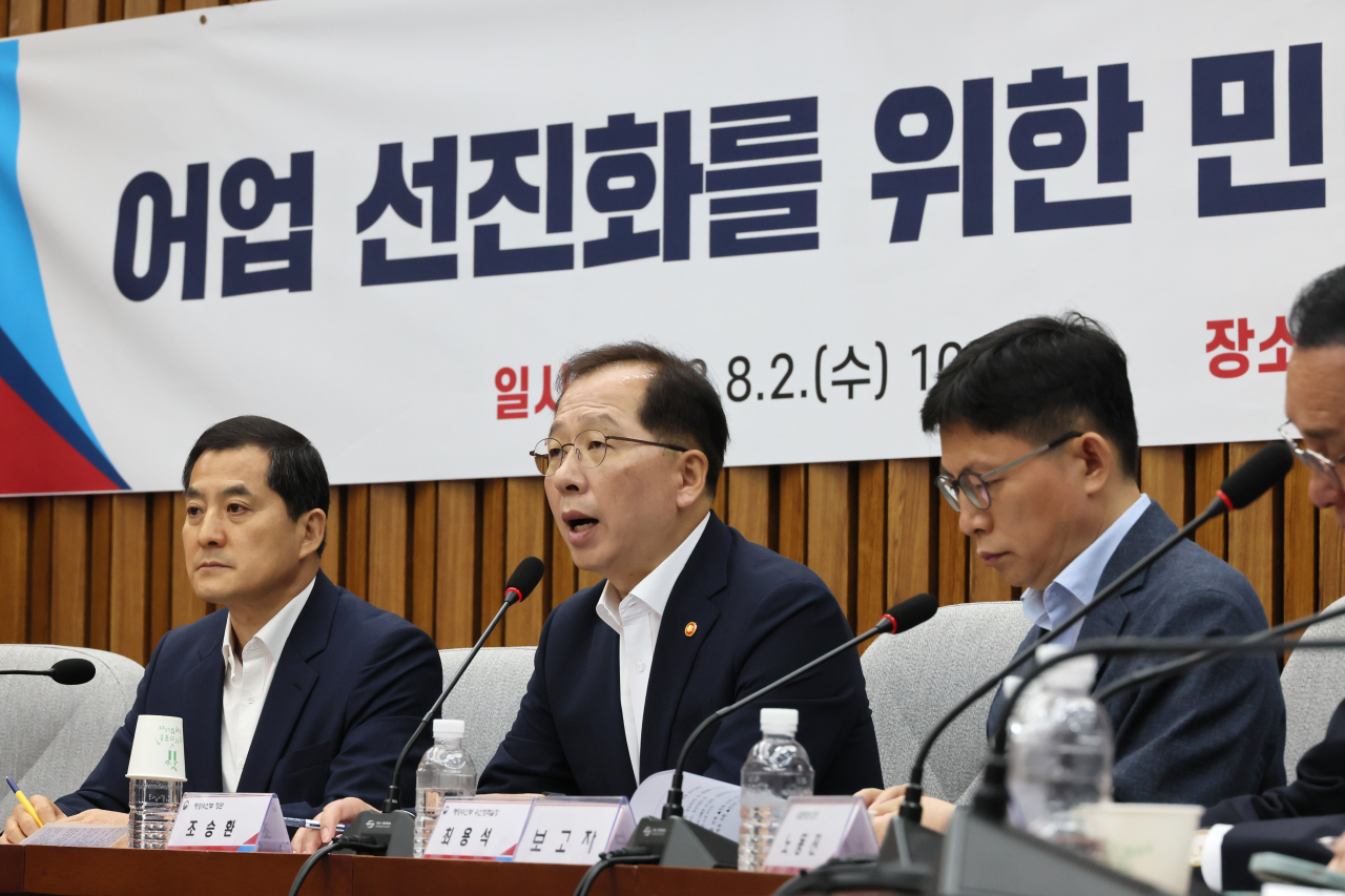 조승환 해양수산부 장관이 2일 오전 국회에서 열린 어업 선진화를 위한 민·당·정 협의회에서 발언하고 있다. [연합]