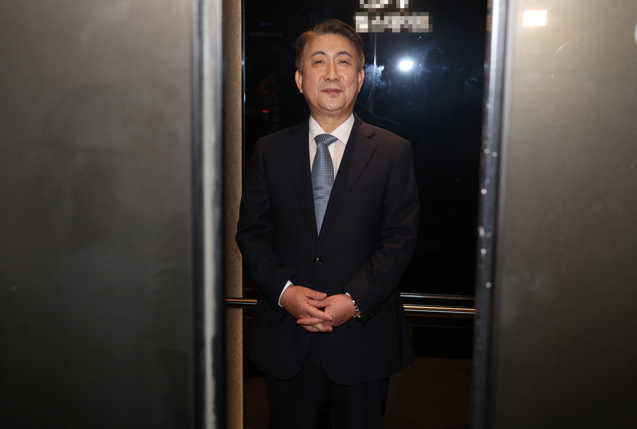 이동관 방송통신위원장 후보자가 1일 오전 청문회 준비 사무실이 마련된 경기도 과천시의 한 오피스텔 건물로 출근, 승강기에 오르고 있다. [연합]