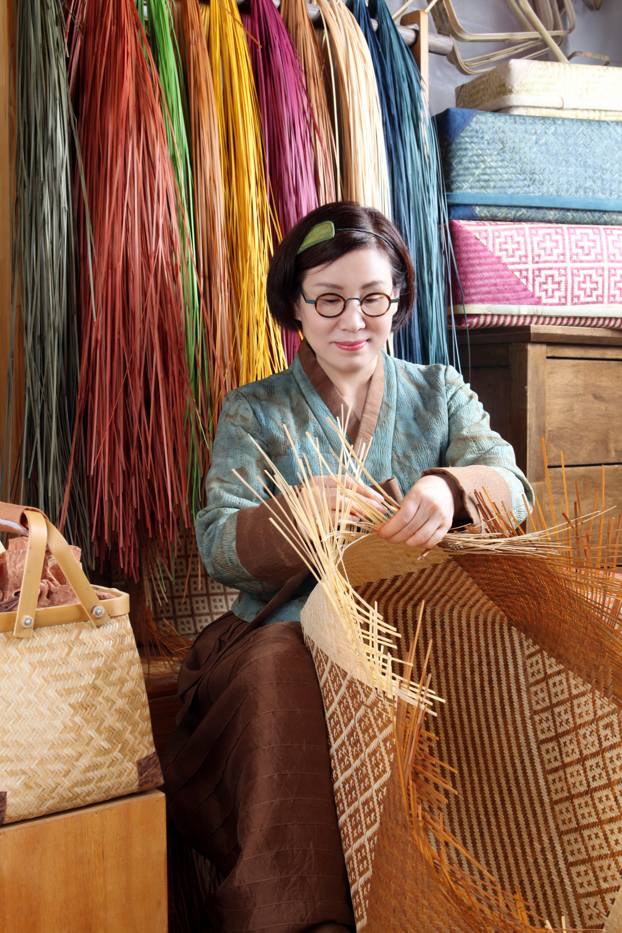 Seo Sin-jeong, a master of bamboo case weaving called "chaesangjang"(National Intangible Heritage Center)