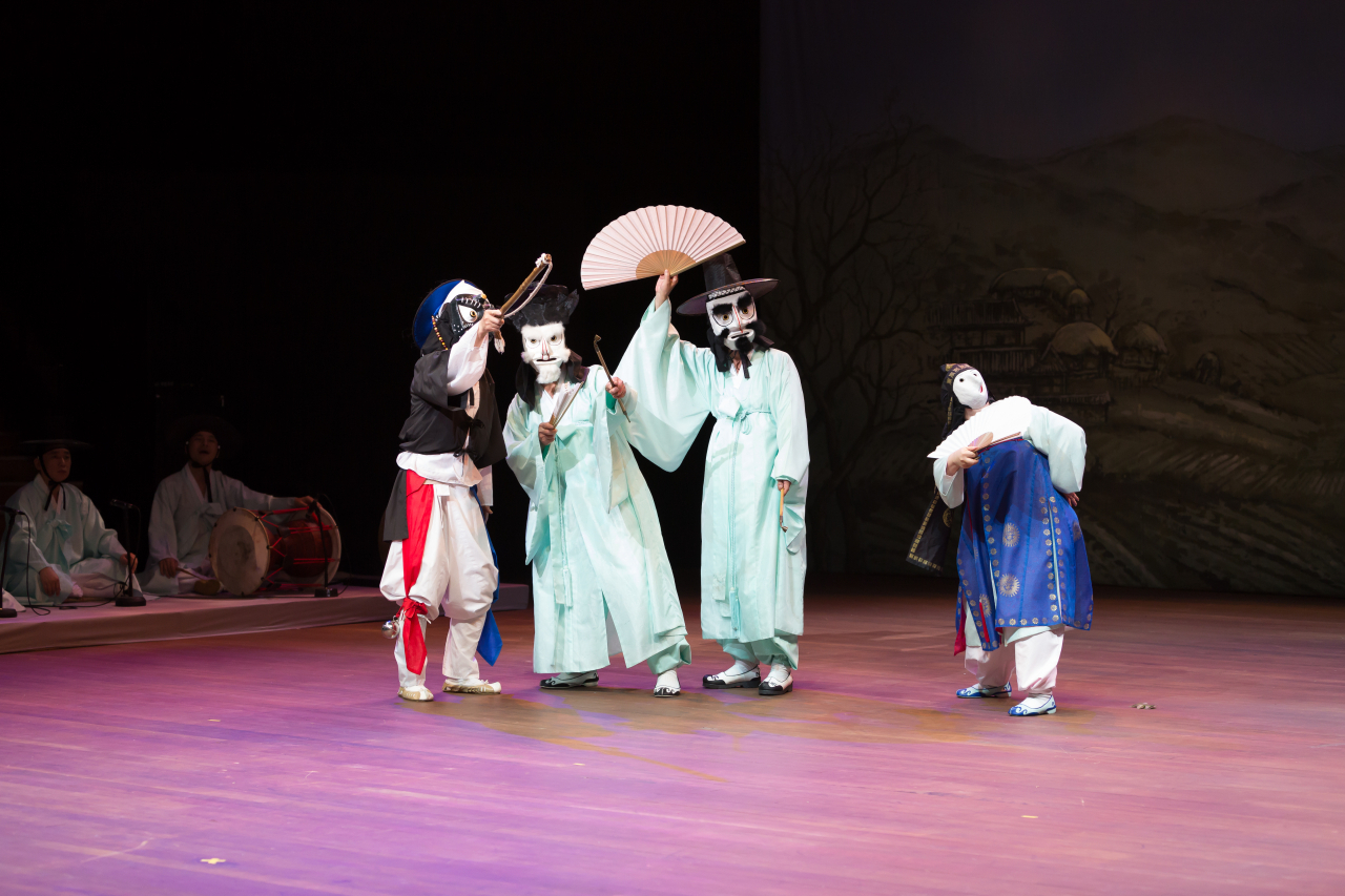 A performance of "Bongsan talchum," the traditional mask dance of Bongsan (National Intangible Heritage Center)