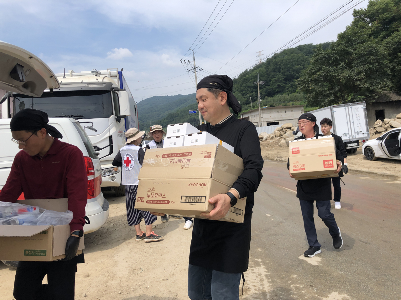 1일 교촌에프앤비 임직원 봉사단과 교촌치킨 가맹점주들이 경북 예천군 감천면 수해 현장을 방문, ‘치킨 나눔 활동’을 진행하고 있다. [교촌에프앤비 제공]
