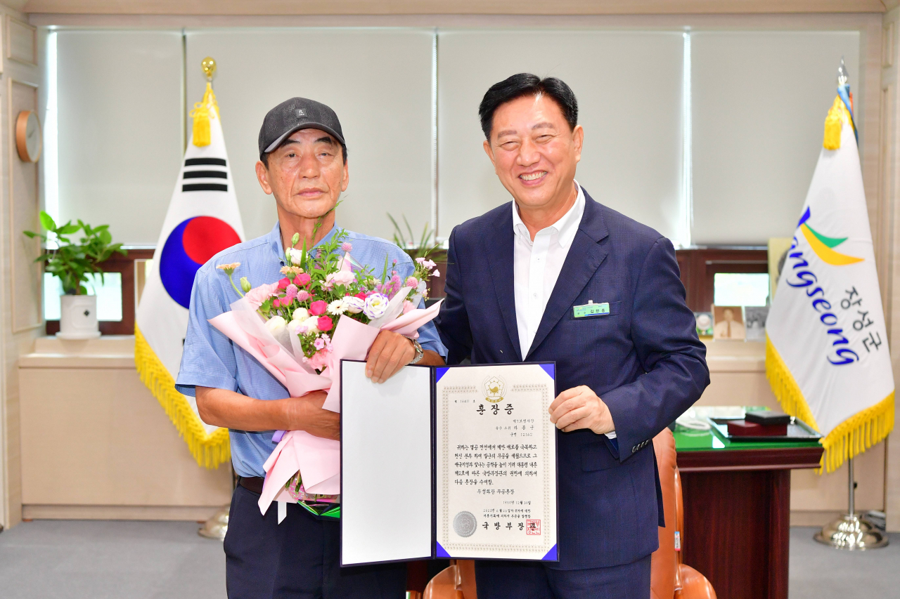 김한종군수가 (고) 라봉균 선생 아들에게 화랑무궁훈장을 전수했다