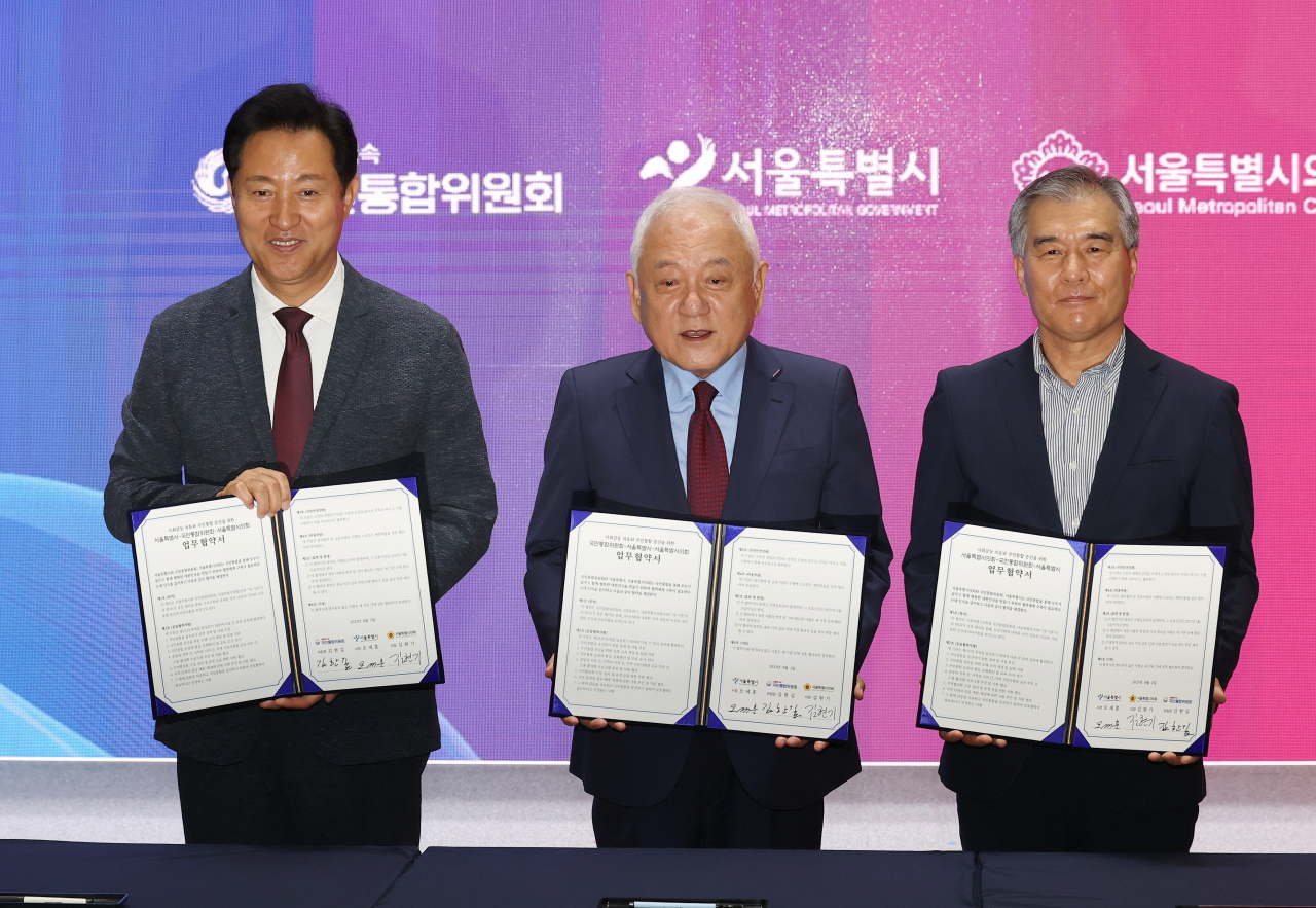 오세훈 서울시장(왼쪽부터), 김한길 국민통합위원장, 김현기 서울시의회 의장이 2일 오전 서울시청에서 열린 '사회갈등 치유와 국민통합 증진을 위한 업무협약식'에서 협약서에 서명한 뒤 기념촬영을 하고 있다. [연합]