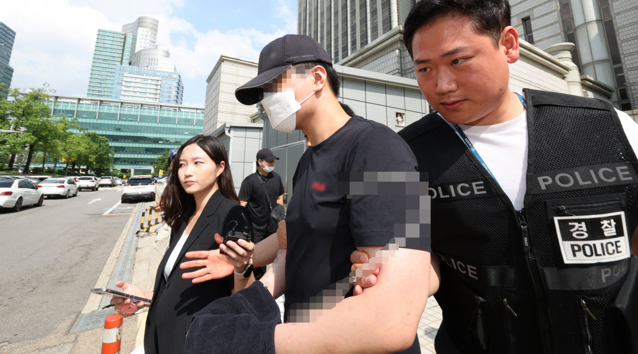 신림역에서 여성을 살해하겠다고 예고하는 글을 인터넷에 올린 20대 남성 A씨가 지난 27일 오후 서초구 서울중앙지방법원에서 열린 구속 전 피의자심문(영장실질심사)을 마친 뒤 법원을 나서고 있다. [연합]