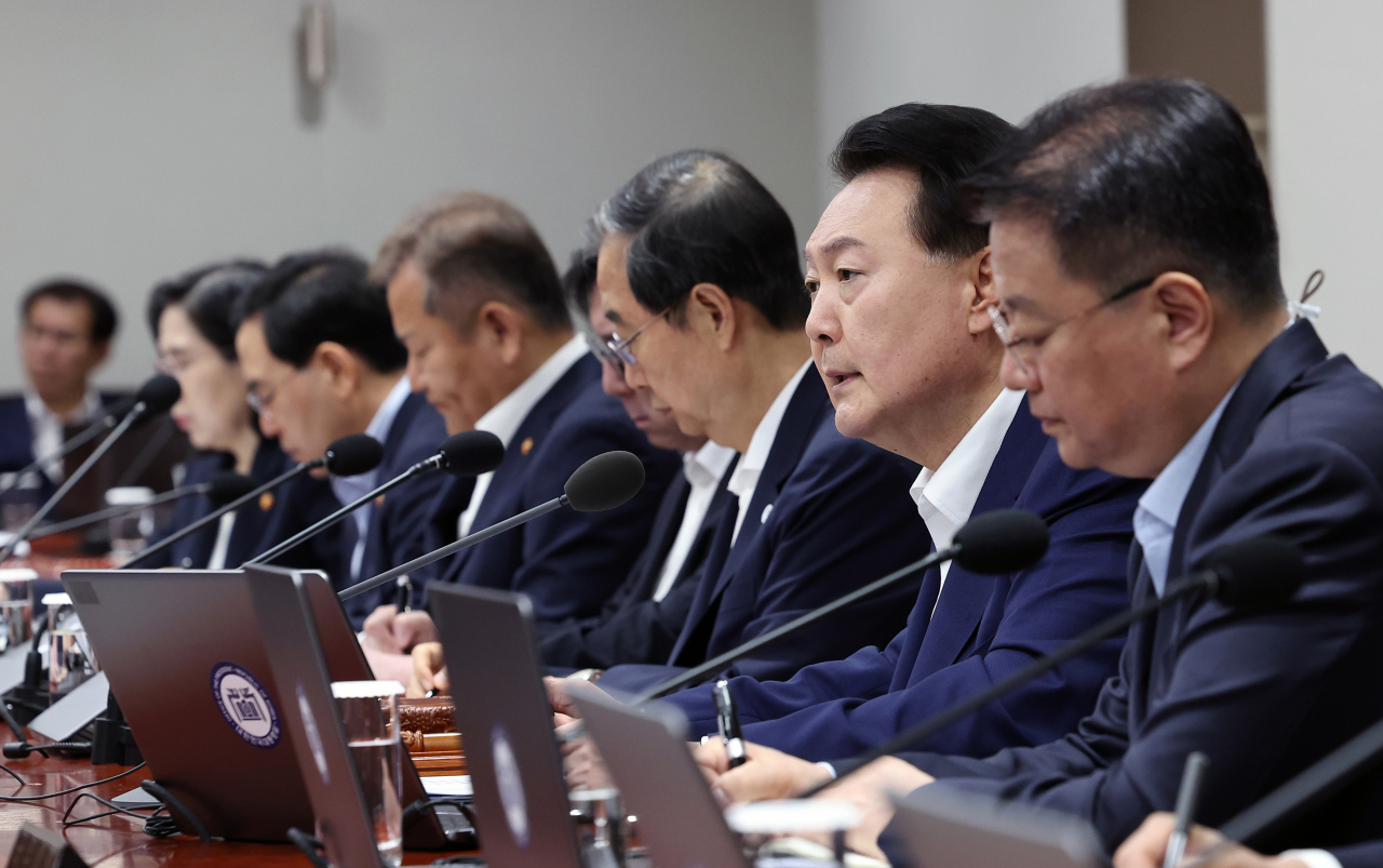 윤석열 대통령이 1일 서울 용산 대통령실 청사에서 국무회의를 주재하고 있다. [연합]