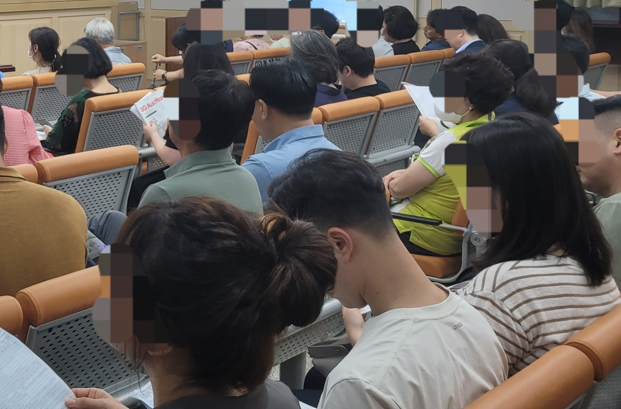 1일 오전 서울서부지법 경매법정에 마련된 72석의 좌석엔 경매 시작 전부터 한 자리도 남지 않고 사람들로 가득 찼다. [이준태 기자]