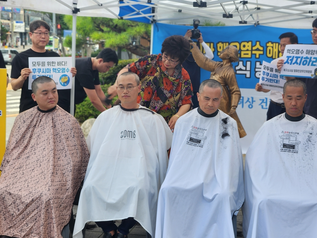 "일본 방사성 오염수 해양투기 반대" 삭발식[광주 북구소녀상평화인권추진위원회 제공]