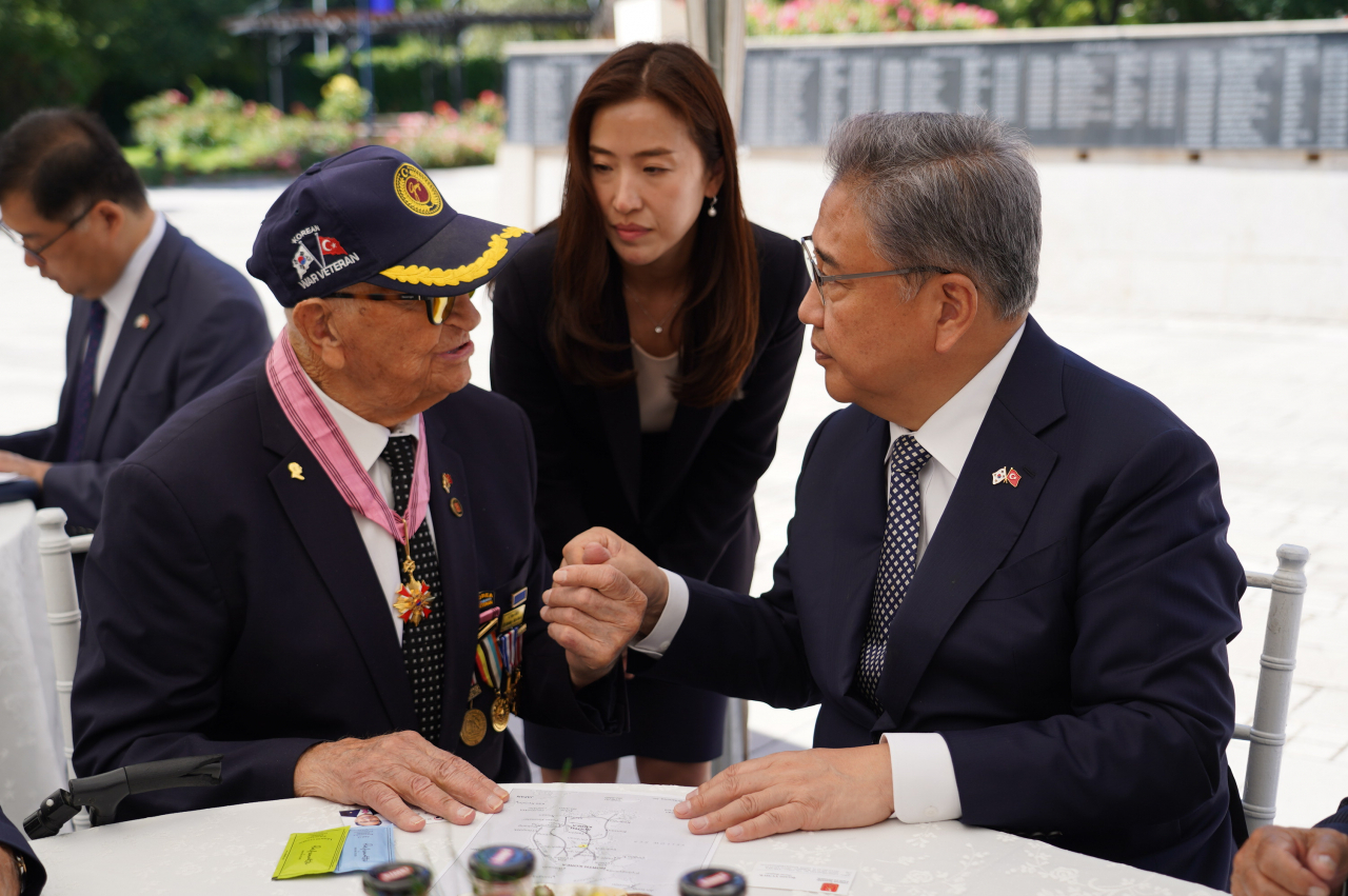 박진 외교부 장관이 29일(현지시간) 정전 협정 70주년을 맞아 튀르키예 앙카라 한국공원에 있는 한국전쟁 기념탑을 방문, 90세가 넘은 튀르키예 6·25전쟁 참전용사를 만나 감사의 마음을 전하고 있다. [연합]