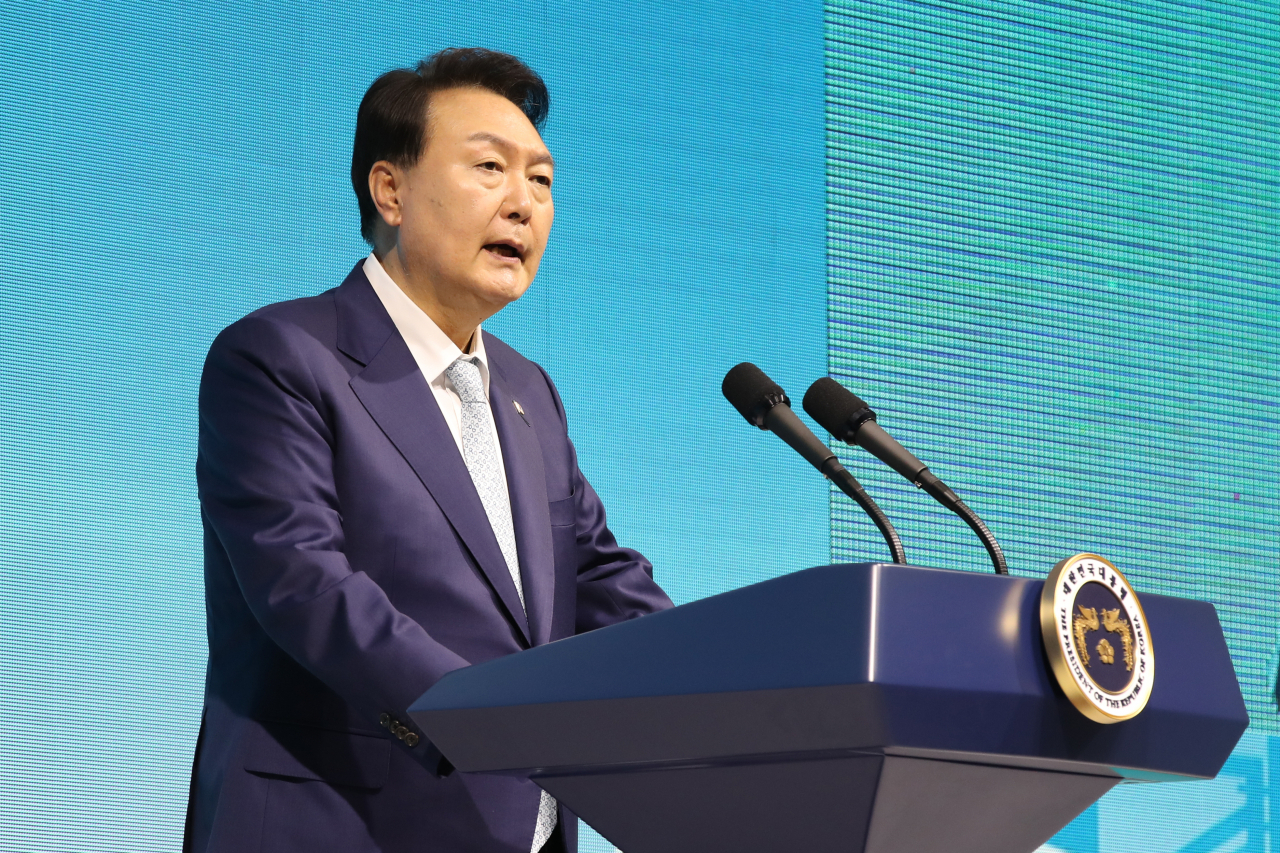 윤석열 대통령이 2일 전북 군산새만금컨벤션센터(GSCO)에서 열린 '새만금 이차전지 투자협약식'에서 격려사를 하고 있다. [연합]