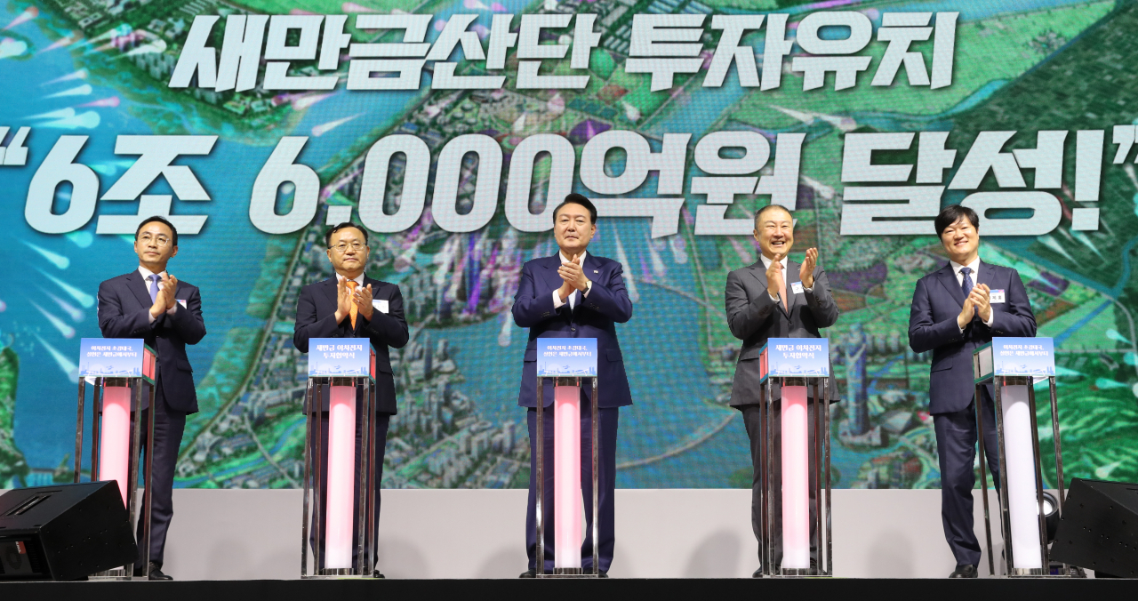 윤석열 대통령이 2일 전북 군산새만금컨벤션센터(GSCO)에서 열린 '새만금 이차전지 투자협약식'에서 참석자들과 버튼을 누르는 퍼포먼스를 마친 뒤 박수치고 있다. 왼쪽부터 김오진 국토교통부 제1차관, 명노현 LS 대표, 윤 대통령, 구자은 LS그룹 회장, 허제홍 엘앤에프 의장. [연합]